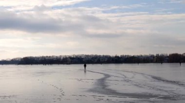 Kışın donmuş göl.