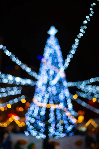 Sílhueta Bokeh Árvore Natal Árvore Natal Com Decorações Luzes Bokeh — Fotografia de Stock