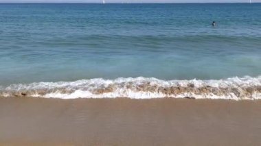 İspanya 'da Akdeniz. Denizde güzel dalgalar, kumlu kıyılar. İspanya 'da tatiller