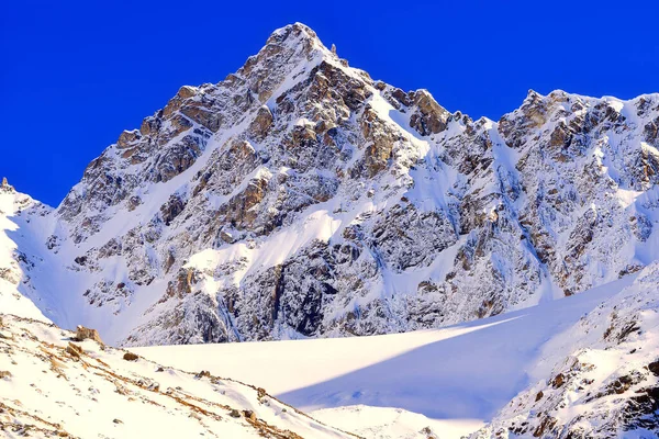 Zimowe Śnieżne Góry Wysoka Śnieżna Góra Słoneczna Błękitne Niebo Zimą — Zdjęcie stockowe