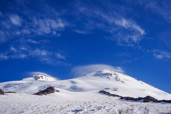 Kışın Elbrus Dağı Yamaçlar Derin Mavi Gökyüzünün Üzerinde Karla Kaplıdır — Stok fotoğraf