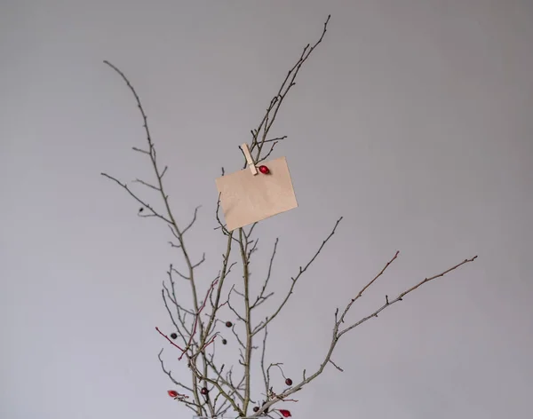 손으로 종이인 로프는 나뭇가지에 매달려 있습니다 크리스마스와 당신을 메시지 — 스톡 사진