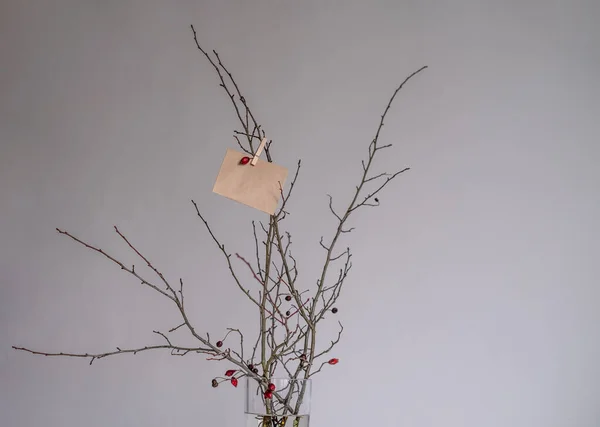 Bastelpapier Umschlag Hängt Hause Einem Ast Weihnachts Und Neujahrskonzept Botschaft — Stockfoto