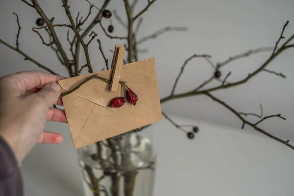 Een Vrouw Met Een Brief Voor Kerstman Ambachtelijke Papieren Enveloppe — Stockfoto