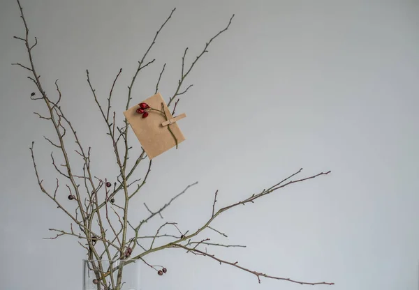 Kağıt Zarf Yapımı Takvim Evdeki Bir Ağaç Dalına Asılıyor Noel — Stok fotoğraf