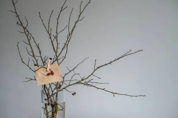 Χειροποίητος Φάκελος Από Χαρτί Χειροτεχνίας Κρέμεται Κλαδί Δέντρου Στο Σπίτι — Φωτογραφία Αρχείου