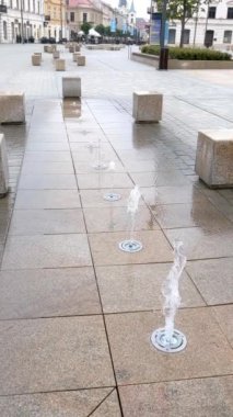 Çeşme taştan yapılmıştır. bir kare şeklinde çeşme, Lublin, Polonya