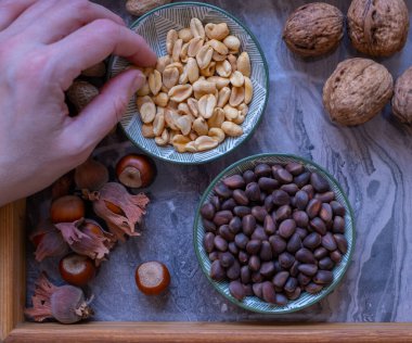 Yukarıdan bakıldığında bir sürü fındık var. Ceviz, fındık, fıstık ve çam fıstığı, karışık seçim. Sağlıklı zindelik süper yemek
