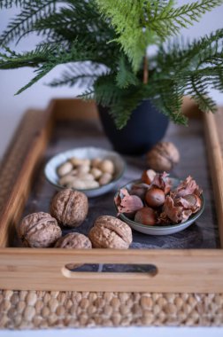 Masanın üzerinde bir sürü fındık var. Ceviz, fıstık, fındık. Sağlıklı süper yiyecekler