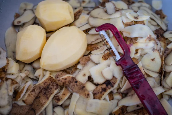 Φρέσκες Πατάτες Φλούδες Και Πατάτες Ένα Μικρό Μαχαίρι Λαχανικών Ξεφλουδισμένη — Φωτογραφία Αρχείου