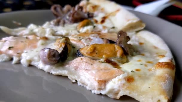 Pyszna Pizza Owoców Morza Facet Kroi Pizzę Obiad Restauracji — Wideo stockowe