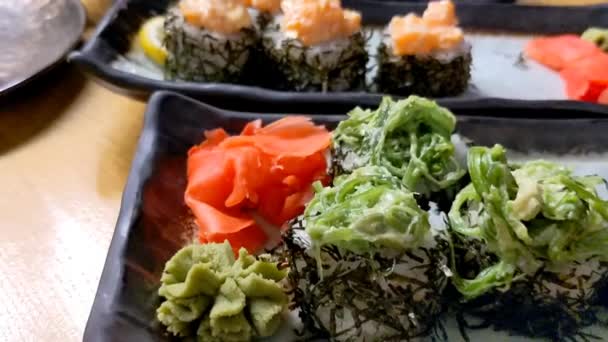 Sushi Rolls Různé Druhy Sushi Černém Talíři Vezměte Jeden Sushi — Stock video