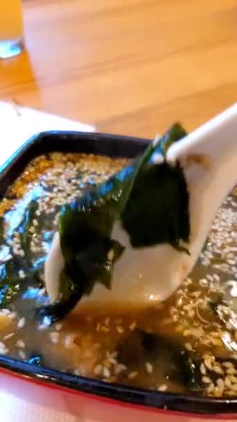 Суп Мисо Тофу Морскими Водорослями Японская Еда — стоковое видео