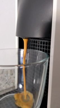 Kahve makinesi bir fincanı dolduruyor. Kahve makinesiyle kahve yapıp fincana koymak, otomatik kahve makinesinden çıkan espresso kahvesi. Kahvaltıda içecek.