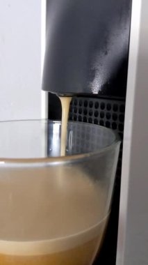 Kahve makinesi bir fincanı dolduruyor. Kahve makinesiyle kahve makinesini fincana yapmak, kahve makinesinden çıkan espresso kahvesi.
