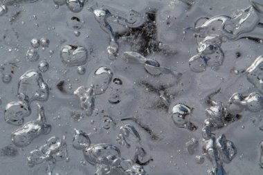 Buz dokusu kristali, mavi tonlar arka plan. Buz gibi soğuk bir yüzey, üst manzara.