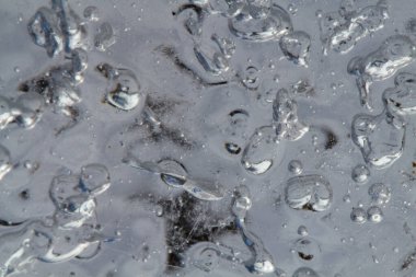 Buz dokusu kristali, mavi tonlar arka plan. Buz gibi soğuk bir yüzey, üst manzara.