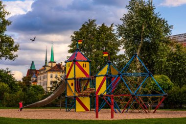 Wroclaw, Polonya - 27 Eylül 2019: Eski Wroclaw kentinde sarı, mavi ve kırmızı gölgeli oyun alanı