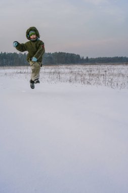 Küçük çocuk doğada yürüyor. Sağlıklı aktif yaşam