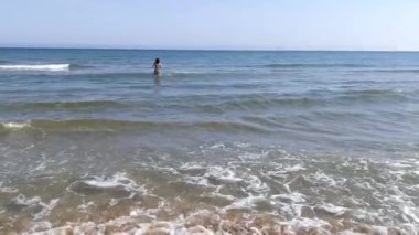 Deniz dalgaları ve dalgalanan sular..