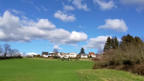 Panorama Małej Typowej Niemieckiej Wioski Otoczonej Zielonymi Wzgórzami Krajobrazowymi Błękitne — Wideo stockowe