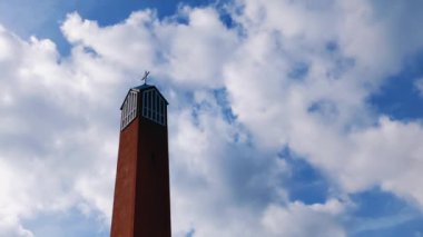 Şehirdeki binanın kulesi. 