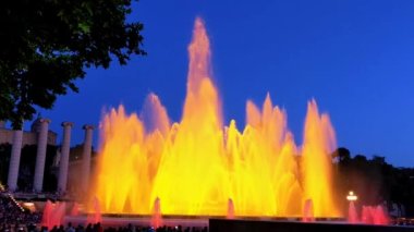 Montjuic 'in sihirli fıskiyeleri. İnsanlar haftada birkaç kez yapılan gösteriyi izliyor.
