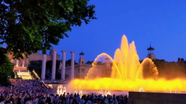 Montjuic 'in sihirli fıskiyeleri. İnsanlar haftada birkaç kez yapılan gösteriyi izliyor.