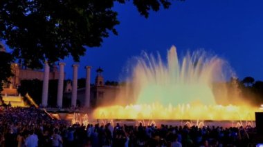 Montjuic 'in sihirli fıskiyeleri. İnsanlar haftada birkaç kez yapılan gösteriyi izliyor.