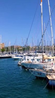 Barselona, Katalonya, İspanya - 17 Nisan 2022: yat limanında. Limanda yatlar ve tekneler.