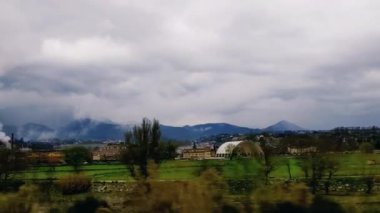 Sabah köy ve dağların manzarası, Fransa
