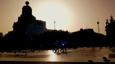 Barcelona, İspanya - 15 Nisan 2022: Katalonya Meydanı (Plaa de Catalunya), Barcelona 'nın merkezinde büyük bir meydandır. Sokaktaki bir güvercin sürüsü