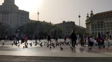 Barcelona, Katalonya, İspanya - 15 Nisan 2022: Katalonya Meydanı (Plaa de Catalunya), Barcelona 'nın merkezinde büyük bir meydan. Şehir meydanı ve park manzarası