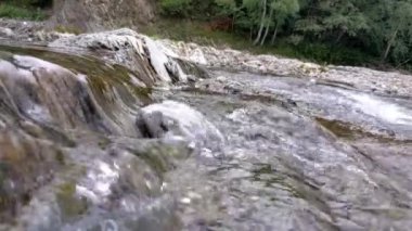 Hızlı akıntılı güzel bir dağ nehri. Prut nehri, bahar manzarası ve Tatariv, Ivano-Frankivsk Oblastı, Ukrayna 'daki jeolojik dağ kıvrımları