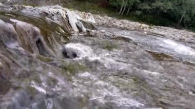 Hızlı akıntılı güzel bir dağ nehri. Prut nehri, bahar manzarası ve Tatariv, Ivano-Frankivsk Oblastı, Ukrayna 'daki jeolojik dağ kıvrımları