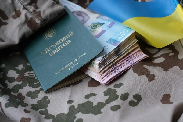 Ukrainischer Militärausweis Und Griwna Auf Militäruniform Zahlungen Soldaten Der Ukrainischen Stockbild