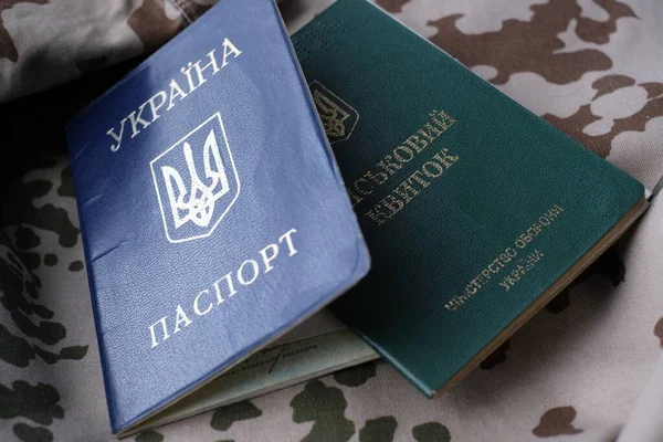 Carte Identité Militaire Ukrainienne Passeport National Sur Uniforme Militaire Concept Photos De Stock Libres De Droits