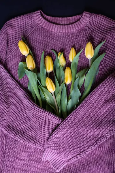 Pletený Teplý Svetr Žlutými Tulipány Mezinárodní Den Žen Března Narozeniny — Stock fotografie