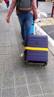 Barselona 'da yazın bavulları olan bir turist.