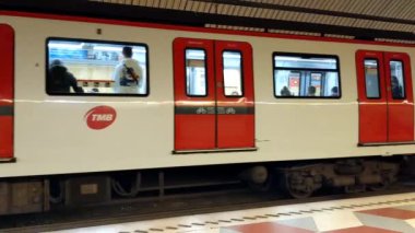 İspanya Barselona metro istasyonunda metro treni.