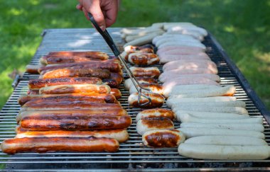 Barbeküde nefis yemekler pişiren adam dışarıda ızgara yapıyor, yakın plan.