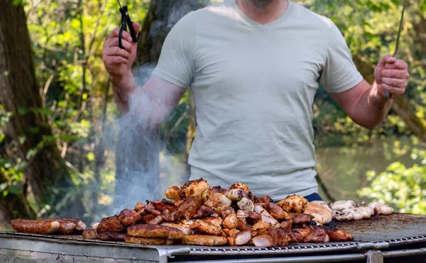 Barbeküde Nefis Yemekler Pişiren Adam Dışarıda Izgara Yapıyor Yakın Plan — Stok fotoğraf