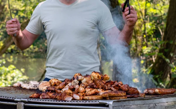 Homme Cuisine Des Aliments Savoureux Sur Barbecue Grill Plein Air — Photo