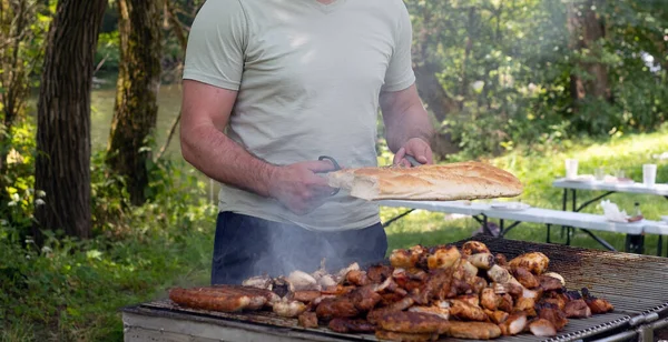 Mężczyzna Gotowanie Smaczne Jedzenie Grill Świeżym Powietrzu Zbliżenie — Zdjęcie stockowe