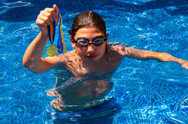 Successful Caucasian Young Swimmer Award Outdoor Pool Golden Trophy Swimming — Foto de Stock