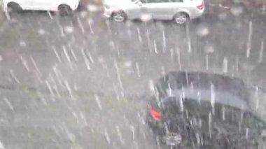 Şiddetli yağmurlu araba