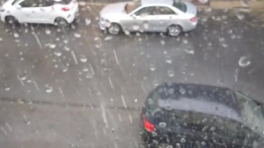 Araba camında yağmur damlaları olan araba penceresi..