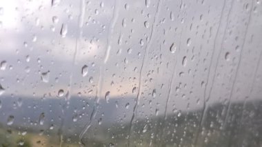 Pencerede yağmur damlaları
