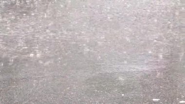 Yol yüzeyine yağmur damlaları yağar