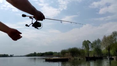 Elinde olta tutan bir adam.